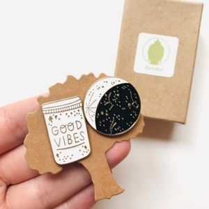 Set of 2 enamel pins